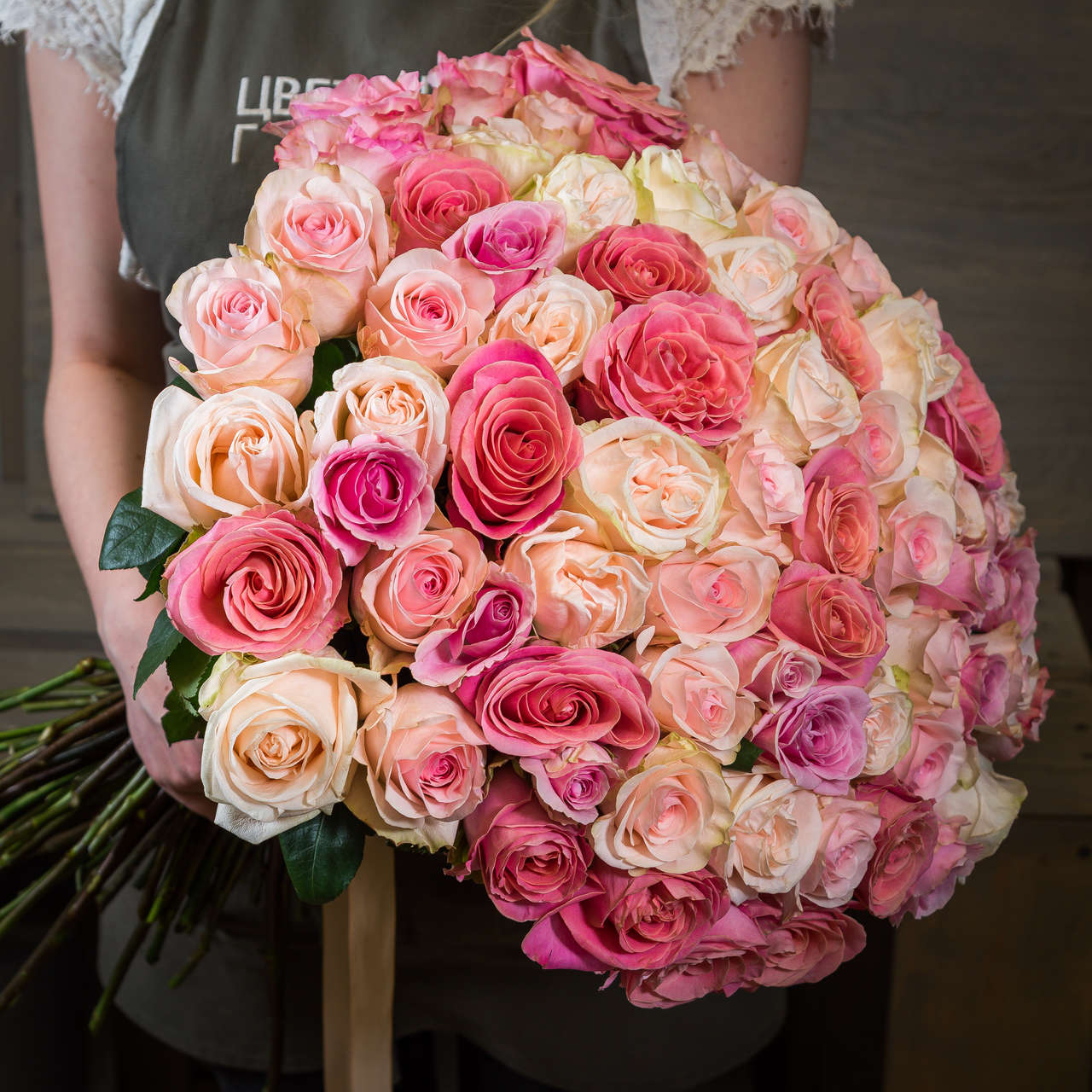 Букет  101 роза из разных оттенков розового