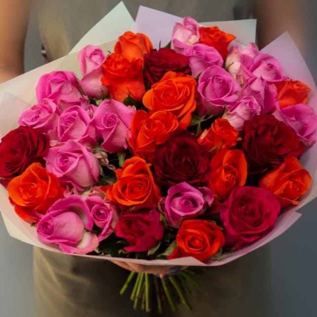 Букет 35 розовых и красно-оранжевых роз