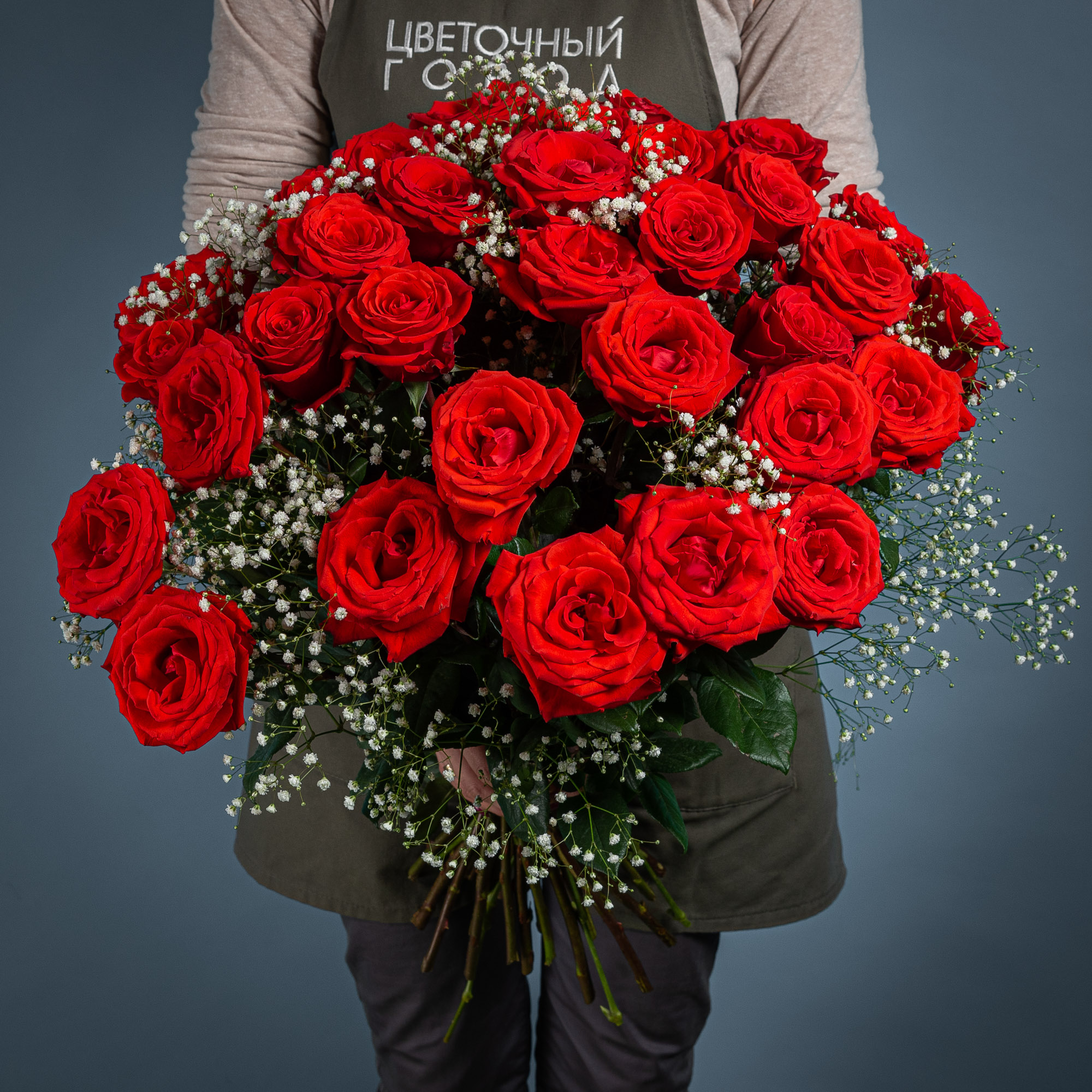 Букет 35 красных роз с гипсофилой