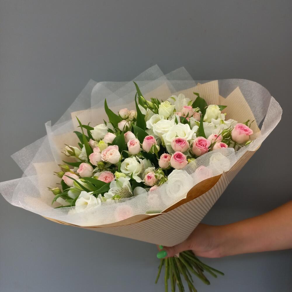 Букет из 11 розовых кустовых роз и 5 белых альстромерий