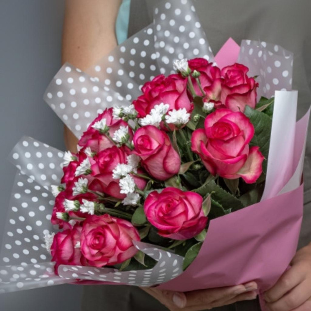 Букет роз с хризантемой