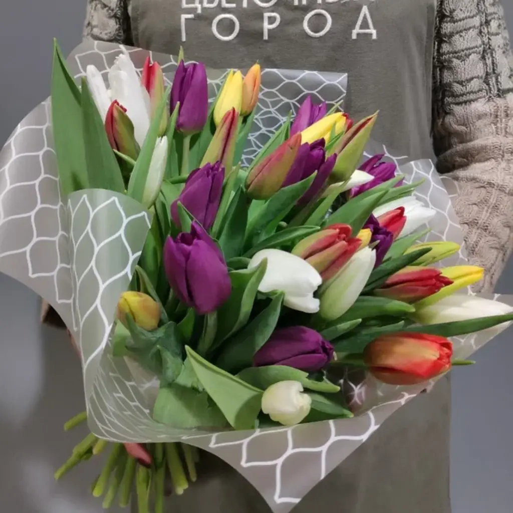 Букет из 33 разноцветных тюльпанов в дизайнерской упаковке