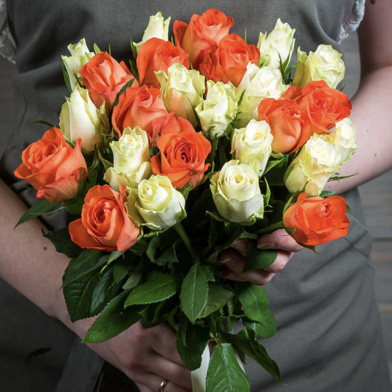 Букет 25 оранжевых и белых  кенийских роз 40см