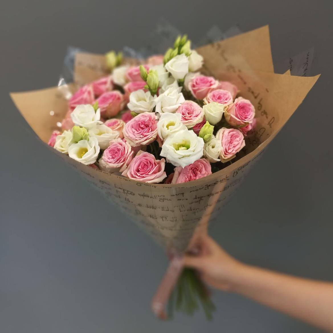 Букет из 7 розовых кустовых роз и 3 белых лизиантусов