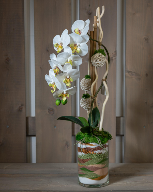 Композиция из белой искусственной орхидеи