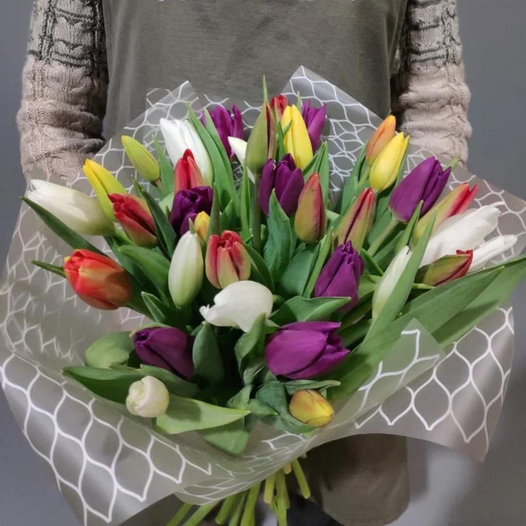Букет из 33 разноцветных тюльпанов в дизайнерской упаковке