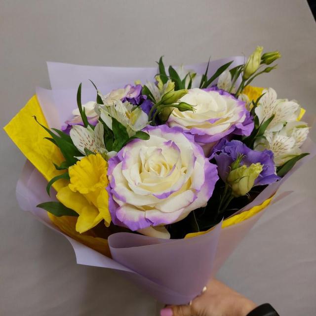 Букет из альстромерий и трёх фиолетовых роз