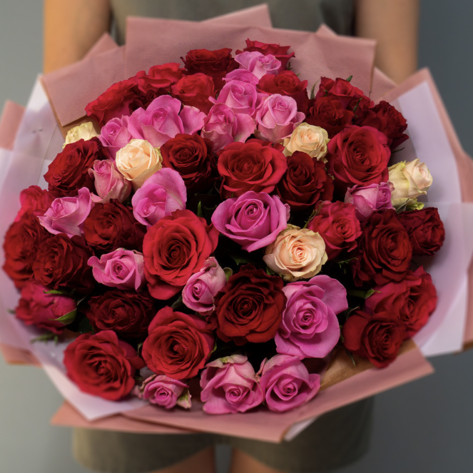 Букет из 45 разноцветных роз 35-40 см.