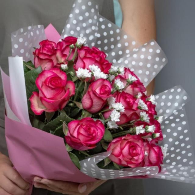 Букет роз с хризантемой