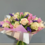 Букет из 12 ярко-розовых тюльпанов, 15 нежно-розовых кенийских роз 40 см., 3 ветки яркой статицы