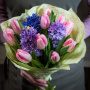 Букет из 10 розовых тюльпанов, 3 синих гиацинта в дизайнерской упаковке