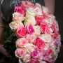 Букет из 55 бело-розовых роз 60-70 см.