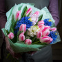 Букет из 15 розовых тюльпанов, 5 белых и синих гиацинтов в дизайнерской упаковке