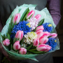 Букет из 15 розовых тюльпанов, 5 белых и синих гиацинтов в дизайнерской упаковке