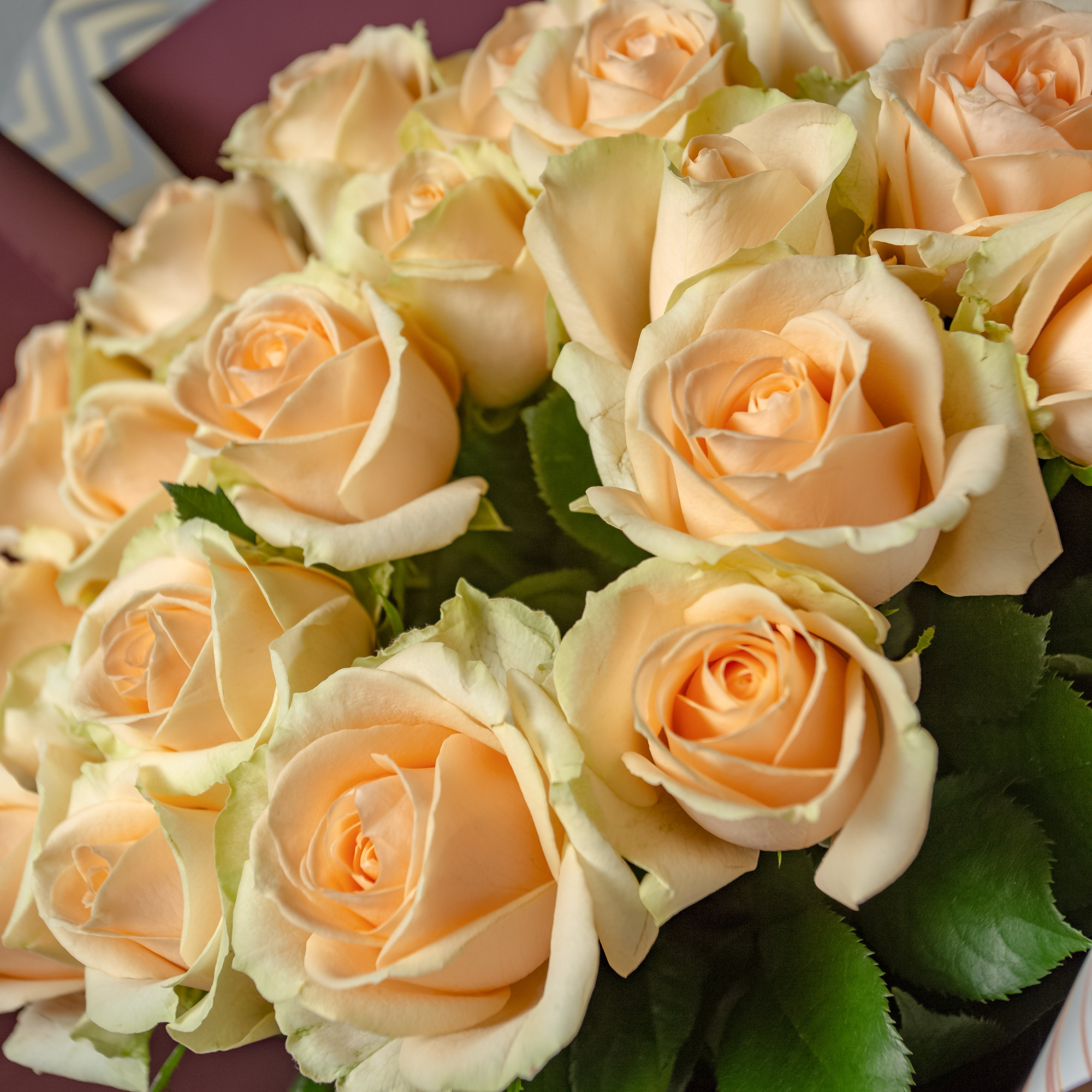 Букет из 19 российских светлых роз