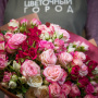 Букет 25 разноцветных кустовых роз