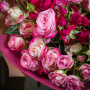 Букет из 25 разноцветных кустовых роз