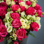 Букет из 31 розовой розы и 18 белых лизиантусов