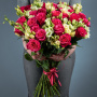 Букет из 31 розовой розы и 18 белых лизиантусов
