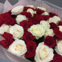 Букет из 43 красных и белых роз