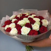 Букет из 43 красных и белых роз