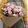 Букет из 5 розовых кустовых роз в дизайнерской  упаковке