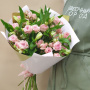 Букет из 5 белых альстромерий и 6 розовых кустовых роз