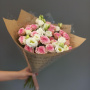 Букет из 7 розовых кустовых роз и 3 белых лизиантусов