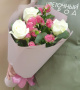 Букет из 3 белых роз и 2 розовых кустовых роз