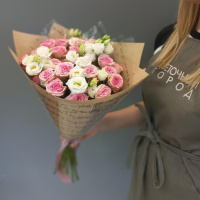 Букет из кустовых роз с лизиантусами