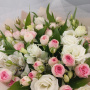 Букет из 11 розовых кустовых роз и 5 белых альстромерий