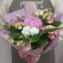 Букет из  розовых кустовых роз с пионом и альстромерией