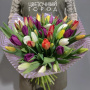 Букет из 39 разноцветных тюльпанов в дизайнерской упаковке