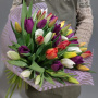 Букет из 39 разноцветных тюльпанов в дизайнерской упаковке