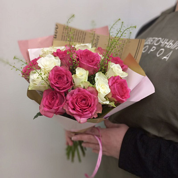 Букет из 9 белых и 10 розовых роз высотой 40 см