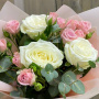 Букет из 3 белых роз и 2 розовых кустовых роз