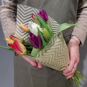 Букет из 9  разноцветных тюльпанов