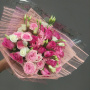 Букет из 19 розовых роз разных сортов и лизиантусов