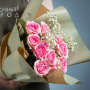 Букет из 11 розовых роз с гипсофилой