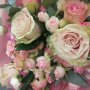 Букет из 15 нежных роз, лизиантусов и гвоздик