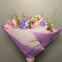 Букет из 7 фиолетовых ароматных гиацинтов, 15 ярко-розовых тюльпанов, ветка нежной тиласпии, 3 ветки трепетного ваксфлоуэра, сочная зелень