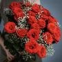 Букет 35 красных роз с гипсофилой