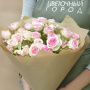 Букет из 7 розовых кустовых роз в дизайнерской упаковке