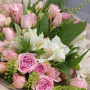 Букет из 9 розовых кустовых роз и 4 белых альстромерий