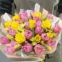 Букет из 20 розовых тюльпанов, 9 желтых нарциссов в дизайнерской упаковке