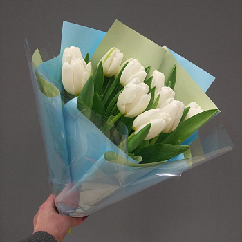 Букет из 11 белых тюльпанов в дизайнерской упаковке