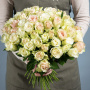 Букет из 75 розовых и белых роз 40 см.
