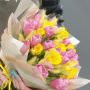 Букет из 20 розовых тюльпанов, 9 желтых нарциссов в дизайнерской упаковке