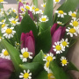 Букет из 9  фиолетовых тюльпанов и полевых цветов