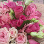 Букет из 19 розовых роз разных сортов и лизиантусов